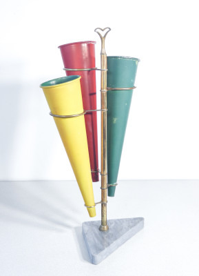 Portaombrelli di design italiano con corpo in ottone, coni in alluminio e base in marmo. Italia, Anni 60
