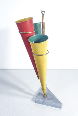 Portaombrelli di design italiano con corpo in ottone, coni in alluminio e base in marmo. Italia, Anni 60