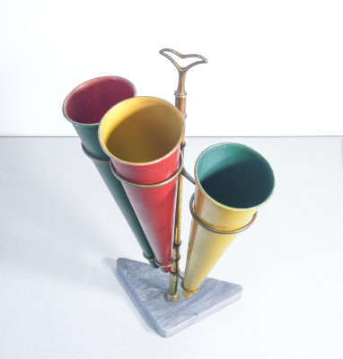 Portaombrelli di design italiano con corpo in ottone, coni in alluminio e base in marmo. Italia, Anni 60