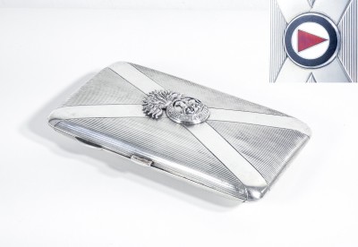 Portasigarette in argento sterling, con dedica e gli stemmi dei Northumberland Fusiliers e quello della 15th (Scottish) Infantry Division. Manifattura Henry Charles Freeman (HCF). 1916/1918