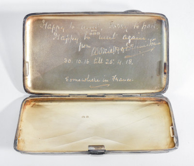 Portasigarette in argento sterling, con dedica e gli stemmi dei Northumberland Fusiliers e quello della 15th (Scottish) Infantry Division. Manifattura Henry Charles Freeman (HCF). 1916/1918