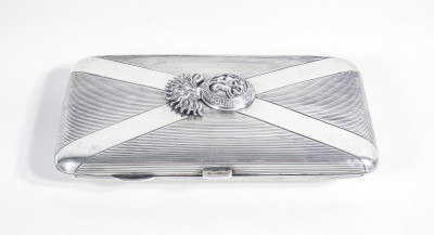 Portasigarette in argento sterling, con dedica e gli stemmi dei Northumberland Fusiliers e quello della 15th (Scottish) Infantry Division. Manifattura Henry Charles Freeman (HCF). 1916/1918
