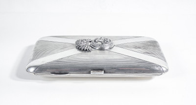 Portasigarette in argento sterling, con dedica e gli stemmi dei Northumberland Fusiliers e quello della 15th (Scottish) Infantry Division. Manifattura Henry Charles Freeman (HCF). 1916/1918