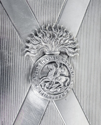 Portasigarette in argento sterling, con dedica e gli stemmi dei Northumberland Fusiliers e quello della 15th (Scottish) Infantry Division. Manifattura Henry Charles Freeman (HCF). 1916/1918