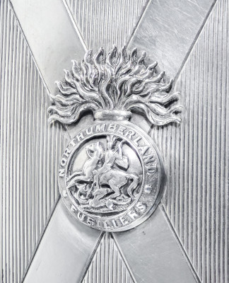 Portasigarette in argento sterling, con dedica e gli stemmi dei Northumberland Fusiliers e quello della 15th (Scottish) Infantry Division. Manifattura Henry Charles Freeman (HCF). 1916/1918