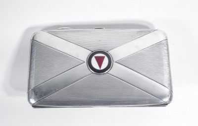Portasigarette in argento sterling, con dedica e gli stemmi dei Northumberland Fusiliers e quello della 15th (Scottish) Infantry Division. Manifattura Henry Charles Freeman (HCF). 1916/1918