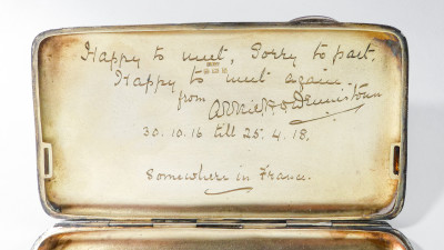 Portasigarette in argento sterling, con dedica e gli stemmi dei Northumberland Fusiliers e quello della 15th (Scottish) Infantry Division. Manifattura Henry Charles Freeman (HCF). 1916/1918
