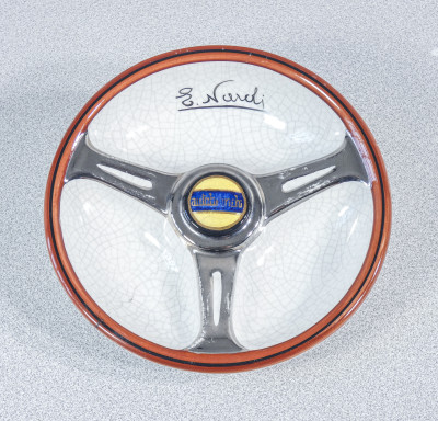 Portacenere in ceramica di MASTRO GHIGO, a forma di Volante con marchio della Autobianchi. Italia, Anni 60