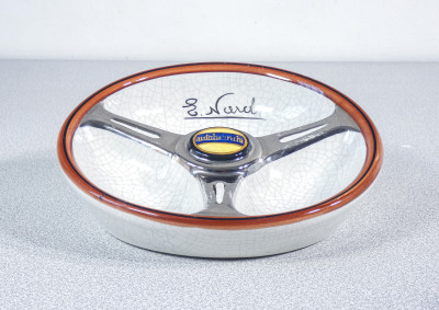 Portacenere in ceramica di MASTRO GHIGO, a forma di Volante con marchio della Autobianchi. Italia, Anni 60