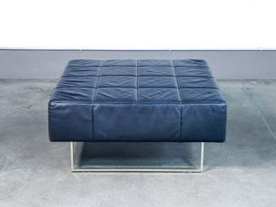Pouf Quadra, design Poltrona FRAU, in pelle nera. Italia, Anni 90