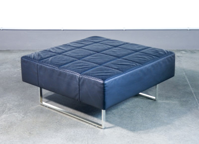 Pouf Quadra, design Poltrona FRAU, in pelle nera. Italia, Anni 90