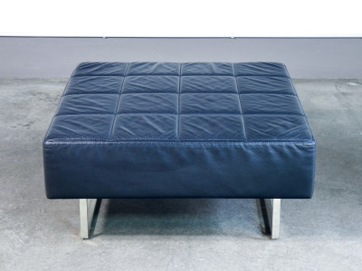 Pouf Quadra, design Poltrona FRAU, in pelle nera. Italia, Anni 90