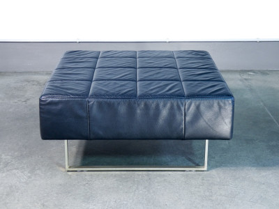 Pouf Quadra, design Poltrona FRAU, in pelle nera. Italia, Anni 90