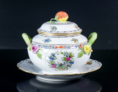 Salsiera in porcellana con coperchio HEREND Fleurs des Indes, mod. 1690/FD. Ungheria, Anni 70