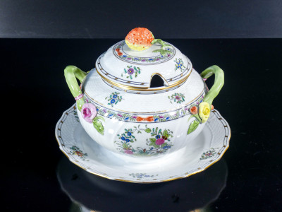 Salsiera in porcellana con coperchio HEREND Fleurs des Indes, mod. 1690/FD. Ungheria, Anni 70