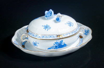 Salsiera con coperchio e vassoio in porcellana HEREND Apponyi Blue, mod. 370/AB con rose e dorature. Ungheria, Anni 70