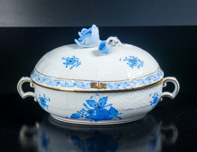 Salsiera con coperchio e vassoio in porcellana HEREND Apponyi Blue, mod. 370/AB con rose e dorature. Ungheria, Anni 70