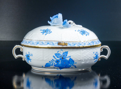 Salsiera con coperchio e vassoio in porcellana HEREND Apponyi Blue, mod. 370/AB con rose e dorature. Ungheria, Anni 70