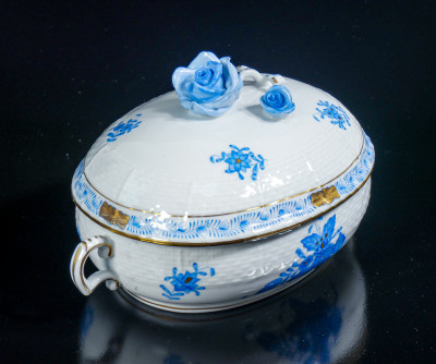 Salsiera con coperchio e vassoio in porcellana HEREND Apponyi Blue, mod. 370/AB con rose e dorature. Ungheria, Anni 70
