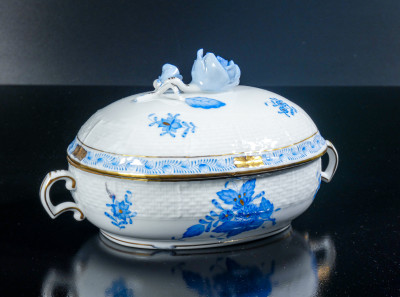 Salsiera con coperchio e vassoio in porcellana HEREND Apponyi Blue, mod. 370/AB con rose e dorature. Ungheria, Anni 70
