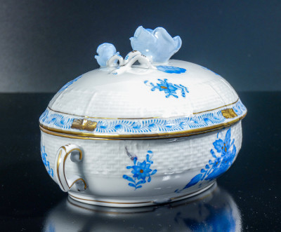 Salsiera con coperchio e vassoio in porcellana HEREND Apponyi Blue, mod. 370/AB con rose e dorature. Ungheria, Anni 70