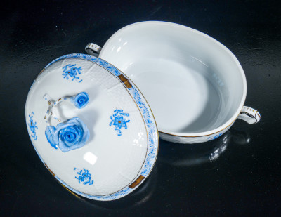 Salsiera con coperchio e vassoio in porcellana HEREND Apponyi Blue, mod. 370/AB con rose e dorature. Ungheria, Anni 70
