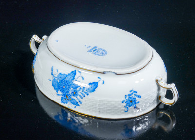 Salsiera con coperchio e vassoio in porcellana HEREND Apponyi Blue, mod. 370/AB con rose e dorature. Ungheria, Anni 70