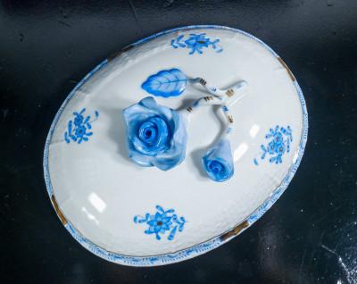 Salsiera con coperchio e vassoio in porcellana HEREND Apponyi Blue, mod. 370/AB con rose e dorature. Ungheria, Anni 70