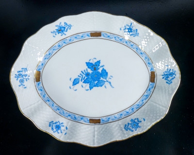 Salsiera con coperchio e vassoio in porcellana HEREND Apponyi Blue, mod. 370/AB con rose e dorature. Ungheria, Anni 70