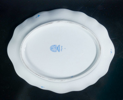 Salsiera con coperchio e vassoio in porcellana HEREND Apponyi Blue, mod. 370/AB con rose e dorature. Ungheria, Anni 70