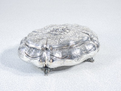 Scatola portagioie in argento 800 sagomato e cesellato. Italia, Anni 30