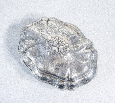 Scatola portagioie in argento 800 sagomato e cesellato. Italia, Anni 30