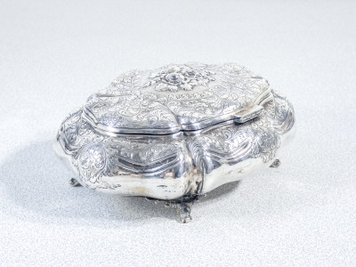 Scatola portagioie in argento 800 sagomato e cesellato. Italia, Anni 30