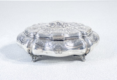 Scatola portagioie in argento 800 sagomato e cesellato. Italia, Anni 30