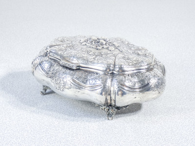 Scatola portagioie in argento 800 sagomato e cesellato. Italia, Anni 30