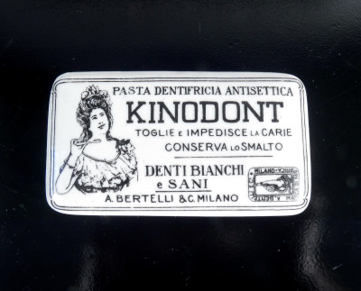 Scatolina in porcellana GINORI con pubblicità Kinodont, pasta dentifricia A. Bertelli & C. Milano, Primissimo Novecento