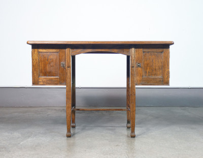 Scrivania Art Decò in legno di rovere, con due scomparti. Italia, Primo Novecento