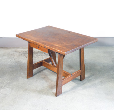 Scrivania a cavalletto con cassetto e sedia, in legno massello di noce. Italia, XVIII sec.