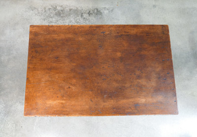 Scrivania a cavalletto con cassetto e sedia, in legno massello di noce. Italia, XVIII sec.