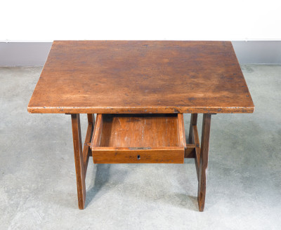 Scrivania a cavalletto con cassetto e sedia, in legno massello di noce. Italia, XVIII sec.