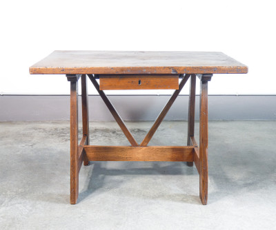Scrivania a cavalletto con cassetto e sedia, in legno massello di noce. Italia, XVIII sec.