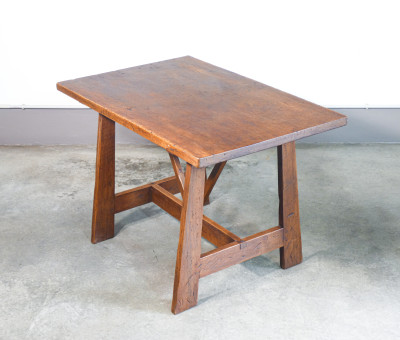Scrivania a cavalletto con cassetto e sedia, in legno massello di noce. Italia, XVIII sec.