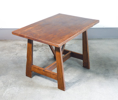 Scrivania a cavalletto con cassetto e sedia, in legno massello di noce. Italia, XVIII sec.