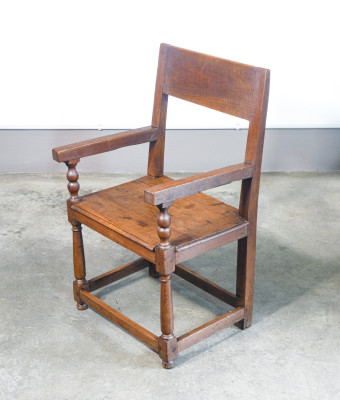 Scrivania a cavalletto con cassetto e sedia, in legno massello di noce. Italia, XVIII sec.