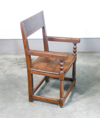 Scrivania a cavalletto con cassetto e sedia, in legno massello di noce. Italia, XVIII sec.