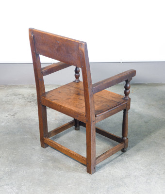 Scrivania a cavalletto con cassetto e sedia, in legno massello di noce. Italia, XVIII sec.