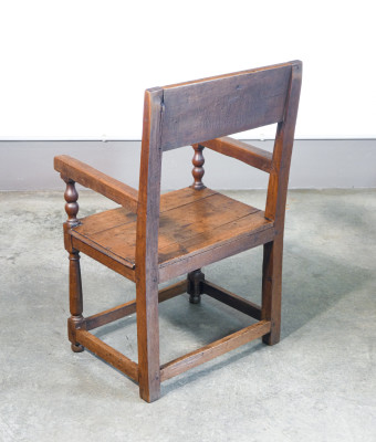 Scrivania a cavalletto con cassetto e sedia, in legno massello di noce. Italia, XVIII sec.