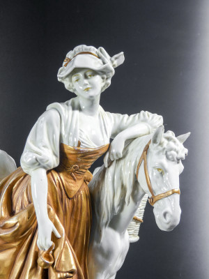 Scultura in ceramica con elementi dorati La Laitière ispirata al dipinto di Jean-Baptiste Greuze. Capodimonte, Primo Novecento