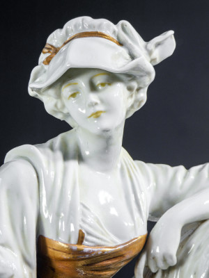 Scultura in ceramica con elementi dorati La Laitière ispirata al dipinto di Jean-Baptiste Greuze. Capodimonte, Primo Novecento