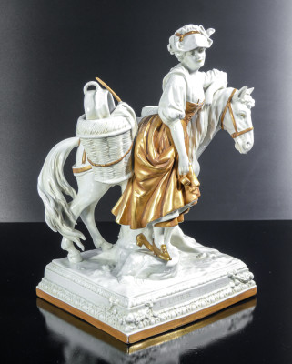 Scultura in ceramica con elementi dorati La Laitière ispirata al dipinto di Jean-Baptiste Greuze. Capodimonte, Primo Novecento